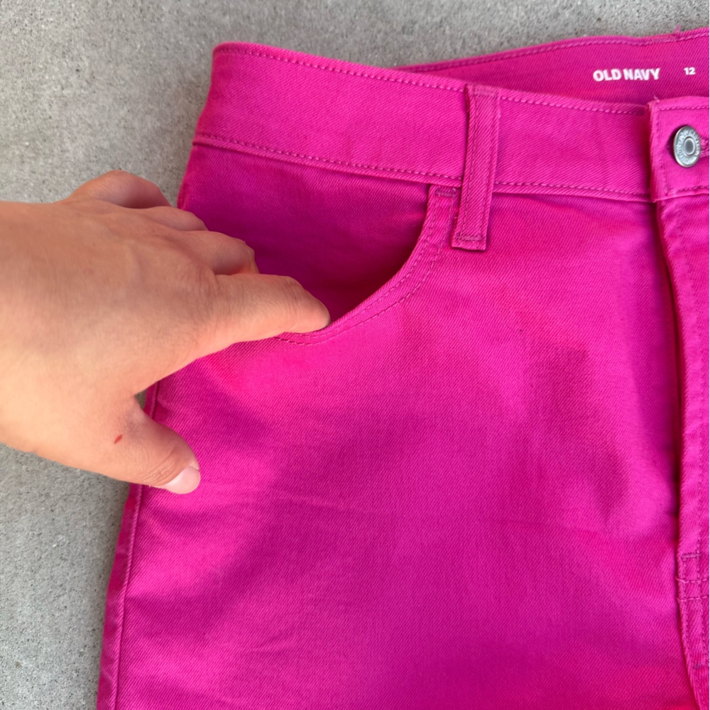 Old Navy Women's Fuchsia High-Rise Jean Shorts (Size 12) - Picture 4 of 5